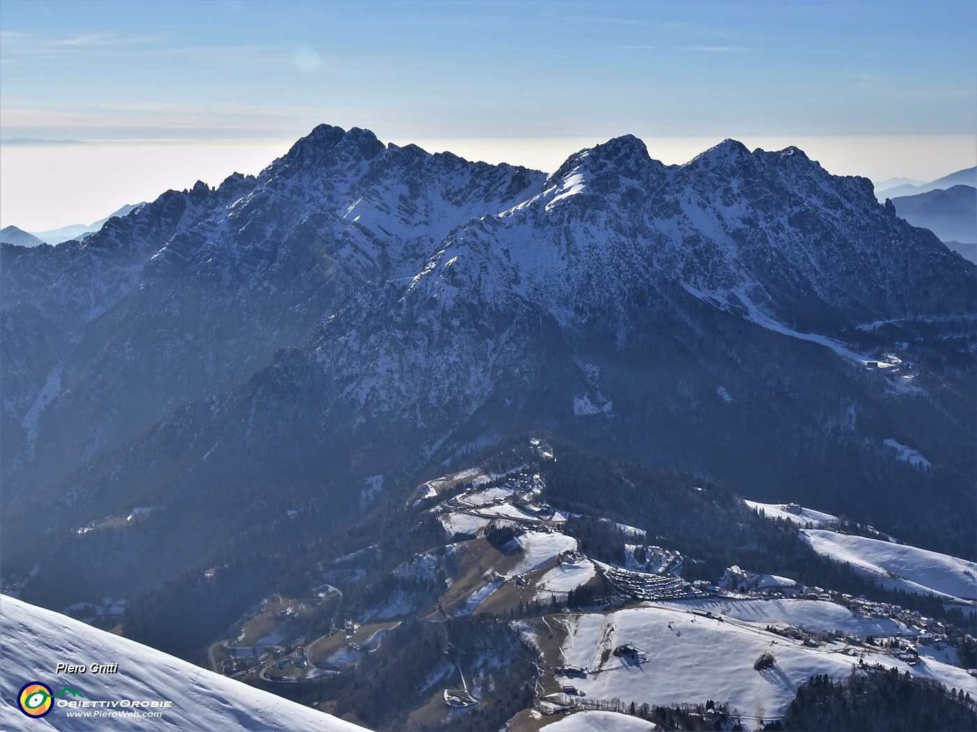 43 Da Cima Grem vista in Alben e sul  Passo di Zambla da dove siam partiti.JPG